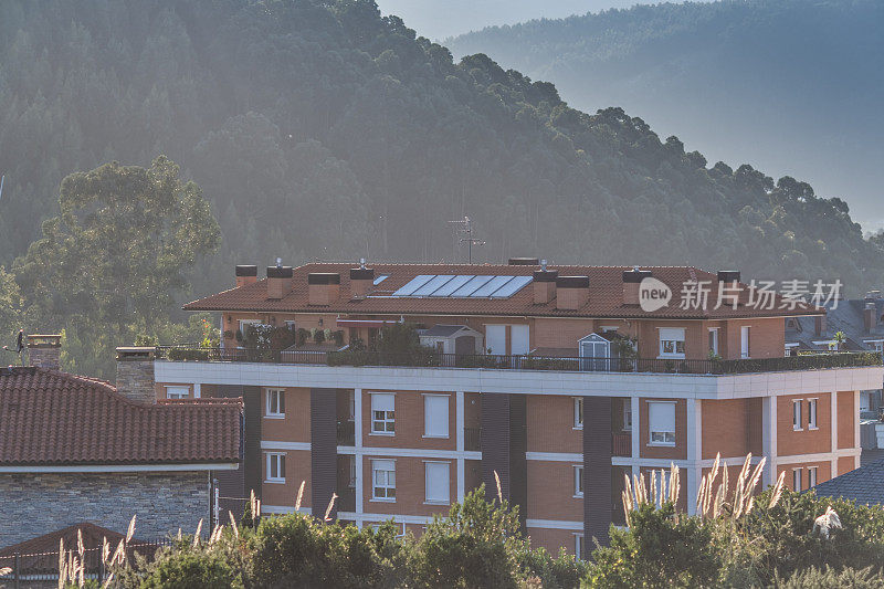 屋顶上的太阳能电池板