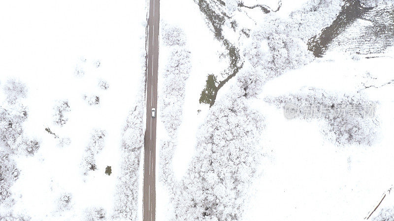 汽车在冬天的乡村道路上行驶