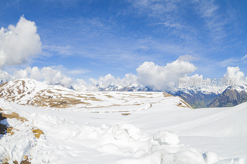 法国阿尔卑斯山的雪，阿尔卑斯山的滑雪斜坡