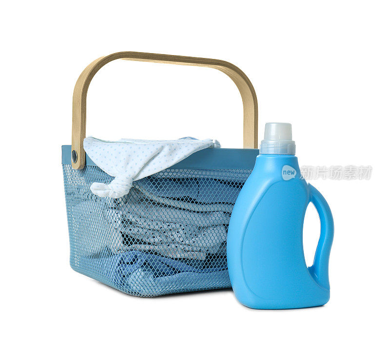 篮子里有新鲜的婴儿衣物和白色背景的洗涤剂