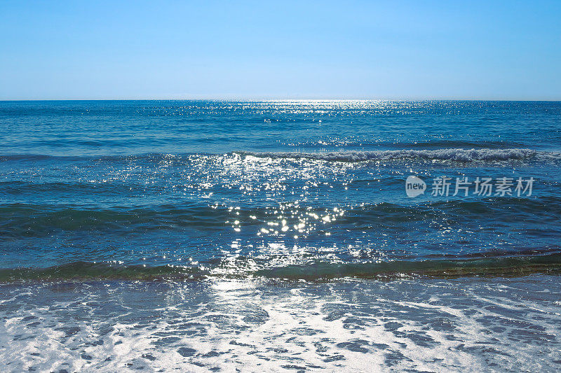 美丽的蓝色大海在阳光下波光粼粼。自然背景，海景