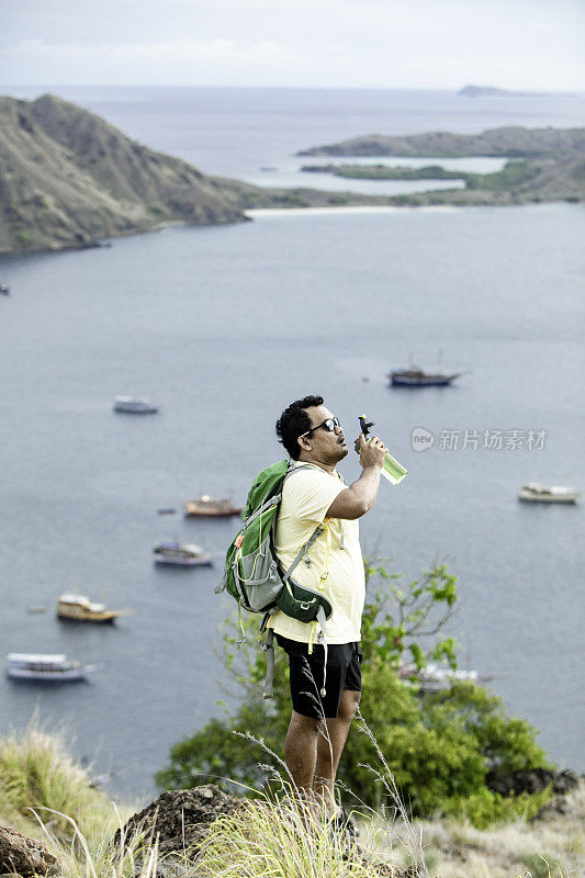 亚洲年轻人旅行和徒步在帕达岛，纳万巴乔，科莫多国家公园