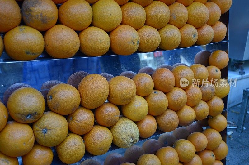 小贩手推车上一排排成熟的脐橙