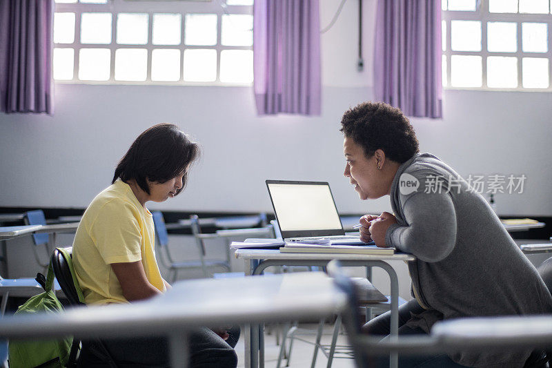 有特殊需要的学生在教室里和老师一起学习