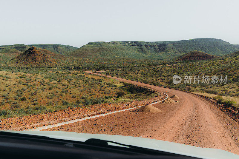 风景优美的道路穿过纳米比亚美丽的风景