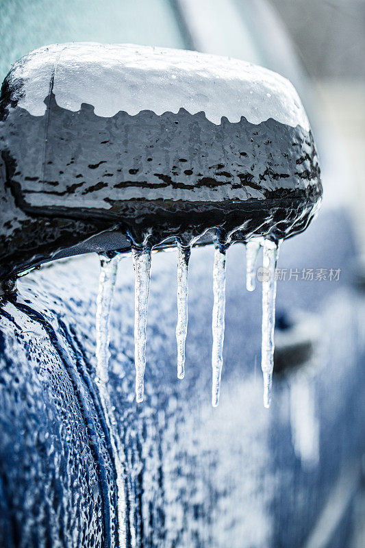 雨夹雪冻坏了汽车的侧视镜