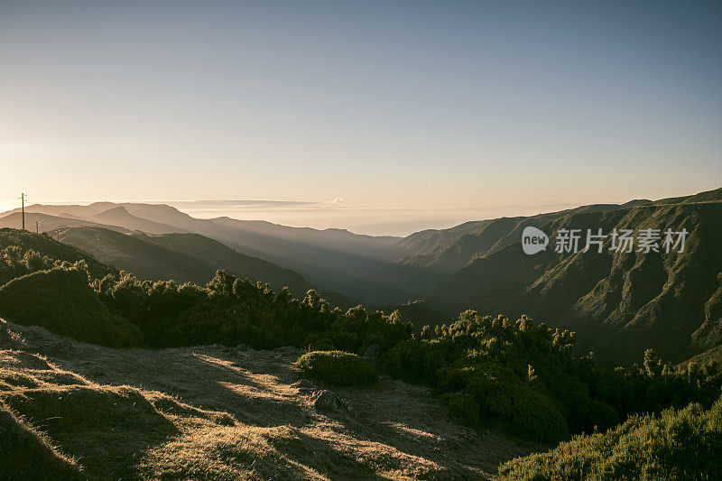 日落时分，马德拉岛Raba?al附近山上的云朵