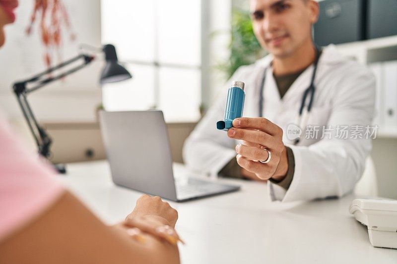 男女医生和病人在诊所拿着吸入器进行医疗咨询