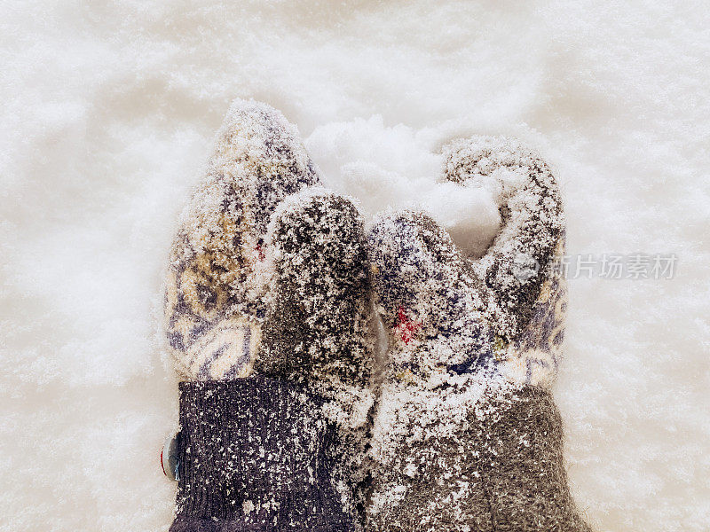 冬天下雪的羊毛手套