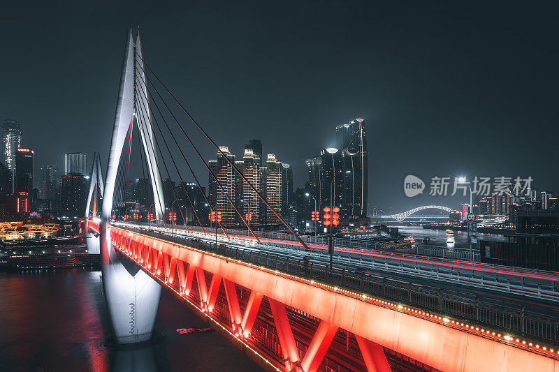重庆大桥夜间拍摄的城市夜景