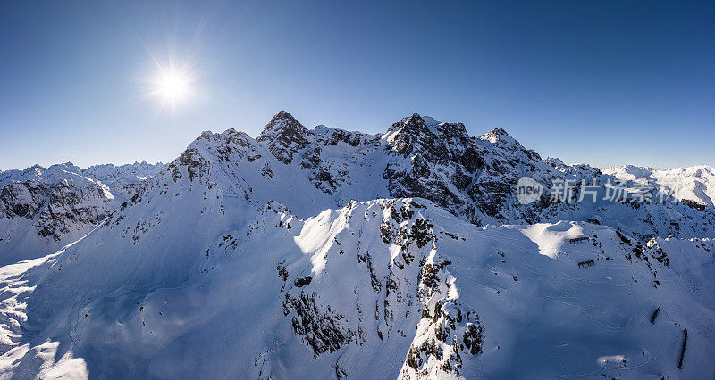 冰雪覆盖的山脉是冬季景观