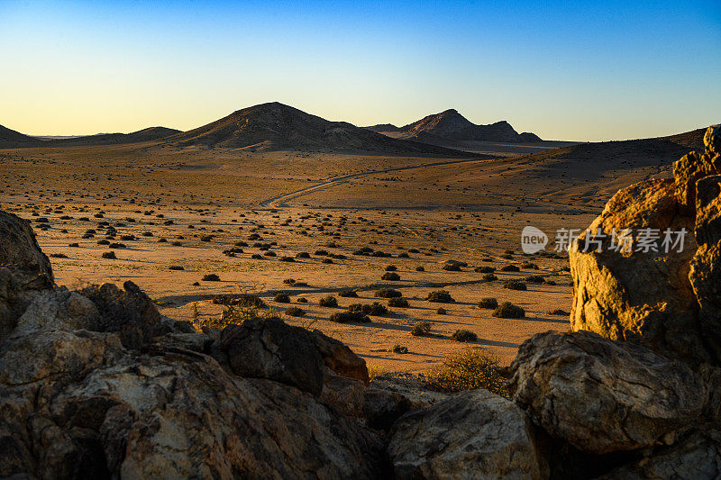 黎明时分，纳米比亚卢德里茨附近纳米布沙漠的干燥景观