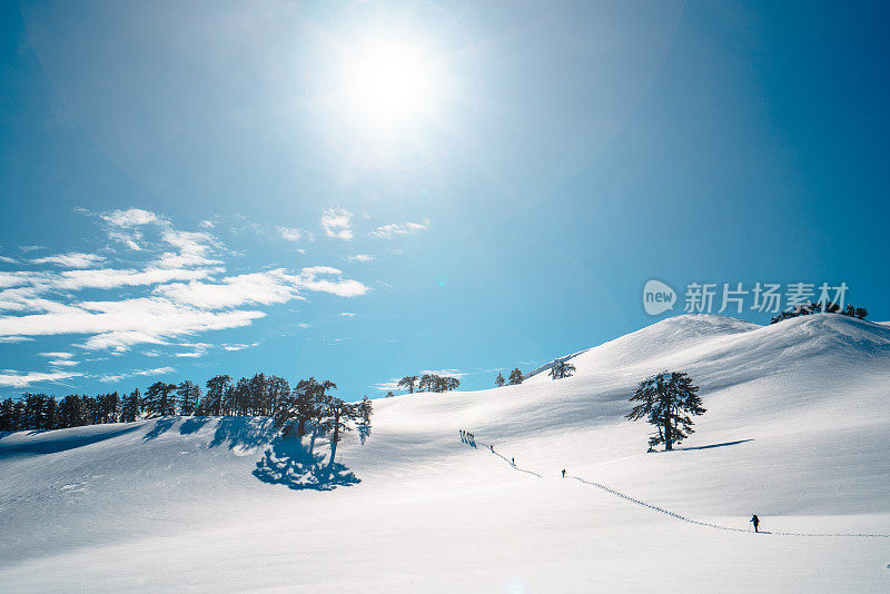 成功的登山运动员就是在冬天的雪地里走在高山的顶峰上