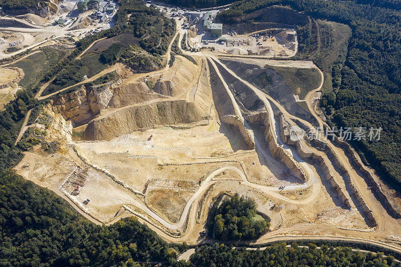 大型石灰岩采石场，鸟瞰图