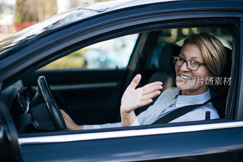 成熟的女人开车。