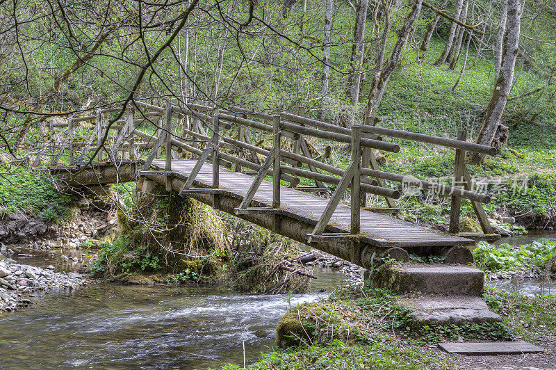 Gauchach河上的小桥。