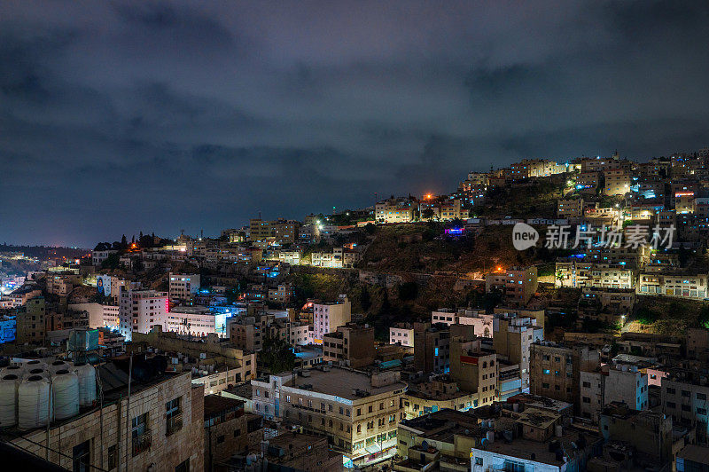 约旦夜景中的阿曼天际线。约旦首都的市中心建在七座山上