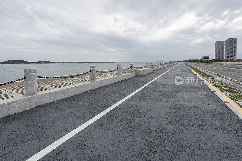 海边空荡荡的公路