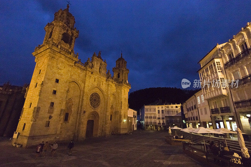 Mondoñedo大教堂正面和城市广场夜景，卢戈省，加利西亚，西班牙。