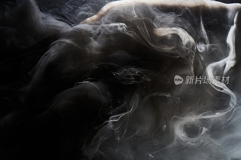 黑白水墨背景，彩色雾，抽象漩涡海洋，丙烯颜料水下，黑色烟雾
