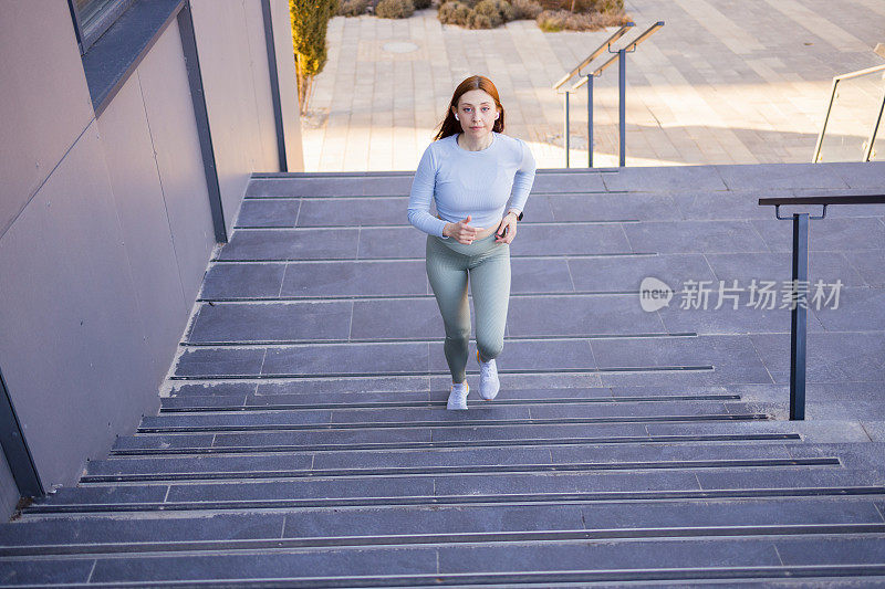 健康的生活方式，运动的女人在石楼梯上跑步