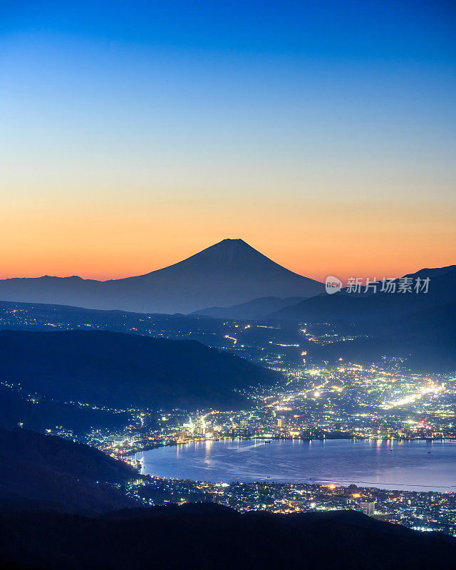 从长野看日出的富士山和须和湖