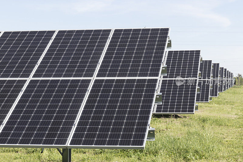 太阳能电池板和太阳能发电厂。许多公司正在把闲置的土地改造成太阳能发电厂，以减少对地球环境的影响。