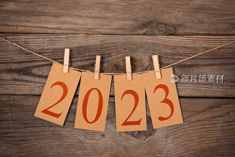 2023年新年概念剪贴卡在木头上