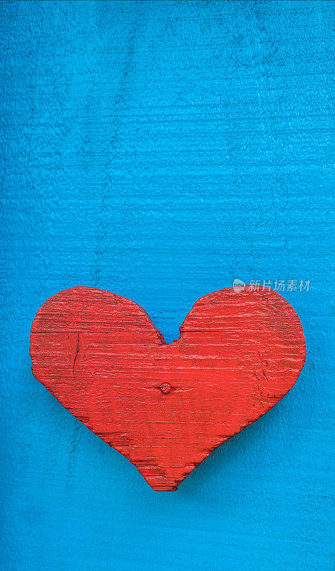 红色心形雕刻在蓝色古木上，民族村，塞尔维亚
