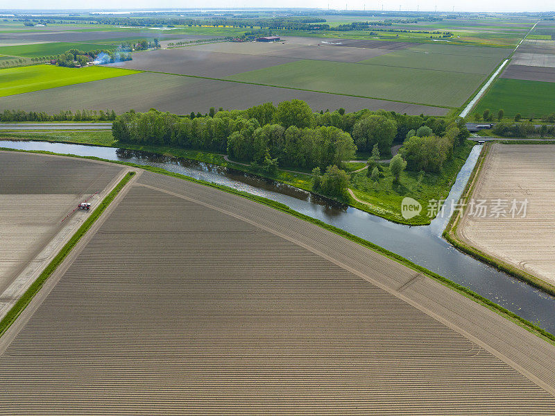 从上面看到的灌溉水渠的农业景观