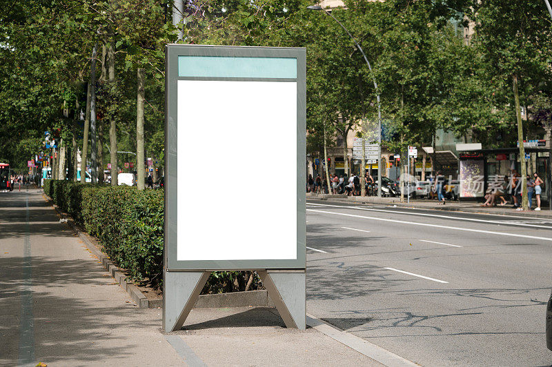 城市街道上的空白广告牌