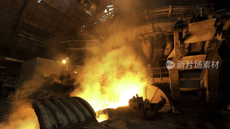 电炉炼钢车间，炎热黑暗，燃烧着火和烟。资料片。冶金厂生产钢水。