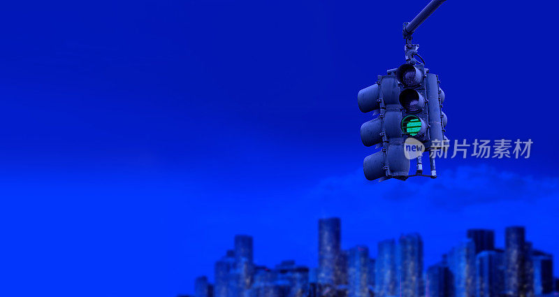 城市夜景上的绿色交通灯