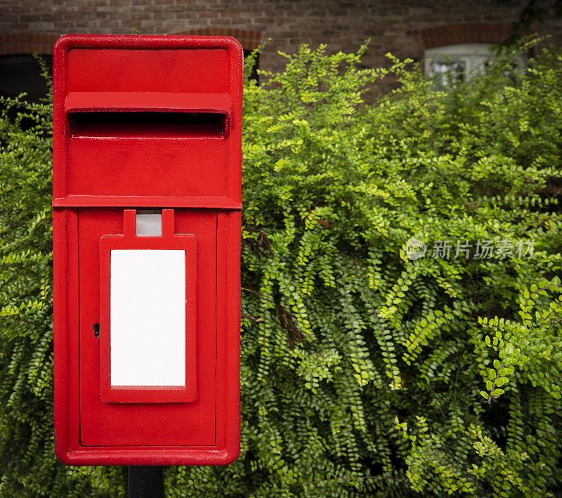 英国英国红色的邮箱和绿色的植物