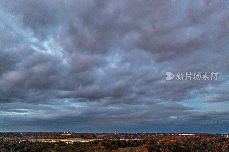 多色树叶在戛纳社区公园和麦肯齐博士秋天，伍德布里奇，加拿大