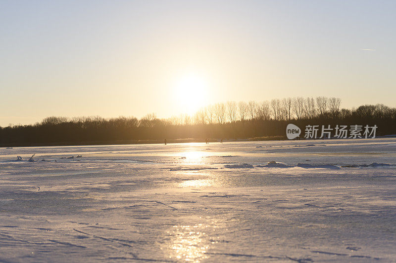 在荷兰一个美丽的冬日里，结冰的湖面上的冰的形状