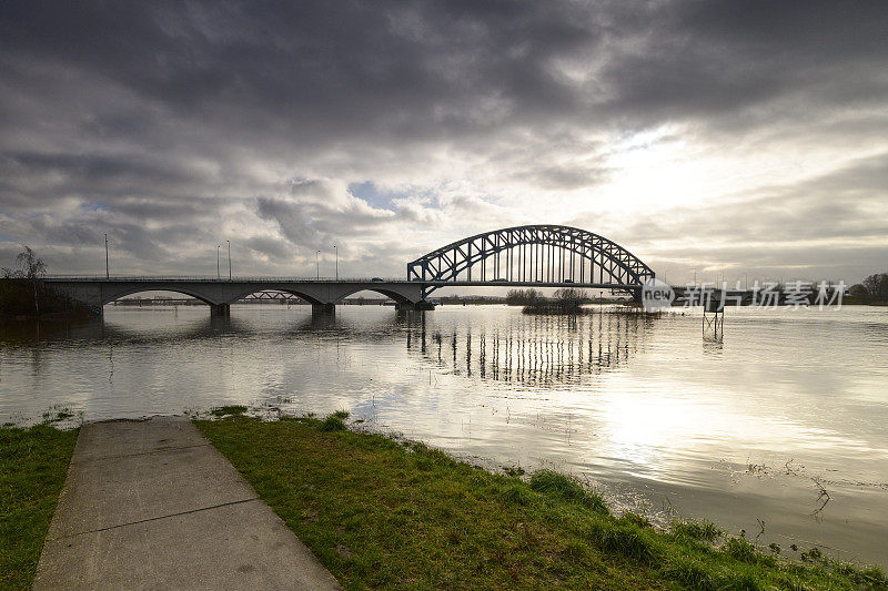 老IJsselbrug在Zwolle和Hattem之间的IJssel河上