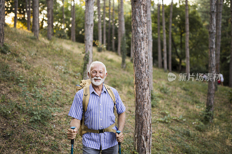 在一次徒步旅行中使用登山杆的老人