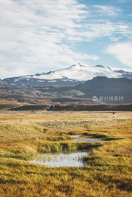 雪山火山峰顶的垂直照片