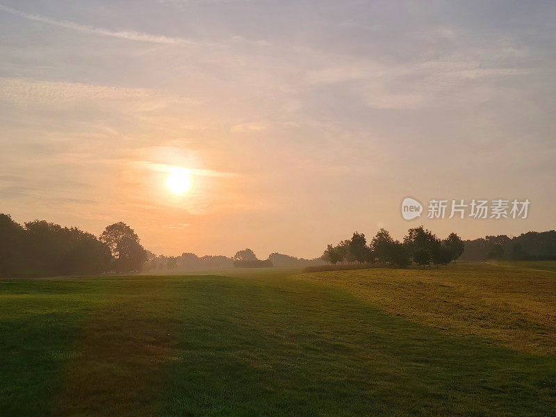 英国乡村上空雾蒙蒙的日出。