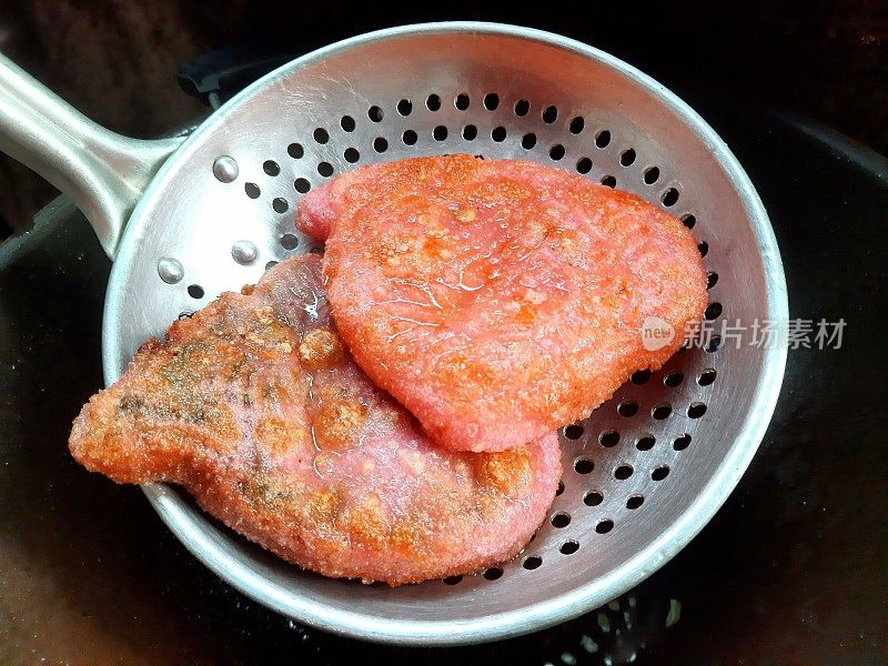 中式酥饼在烹饪平底锅中的烹调方法。