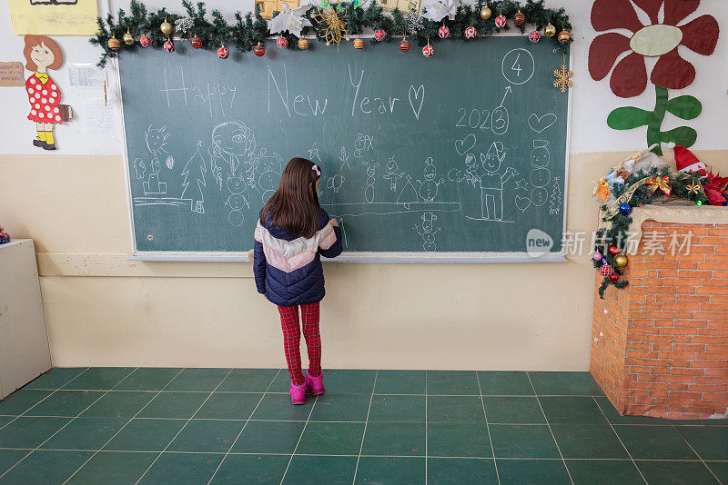 一名小学女孩在为新年装饰教室