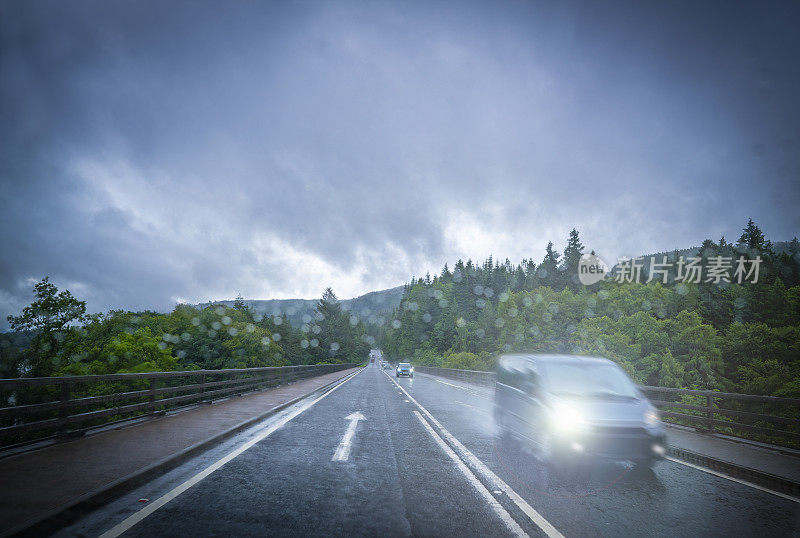 在英国，雨天在多雾的道路上行驶