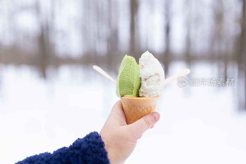 一位日本妇女在冬天吃抹茶冰淇淋
