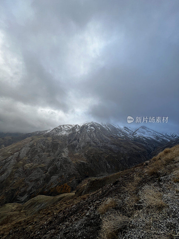 登山客在山顶的鸟瞰图