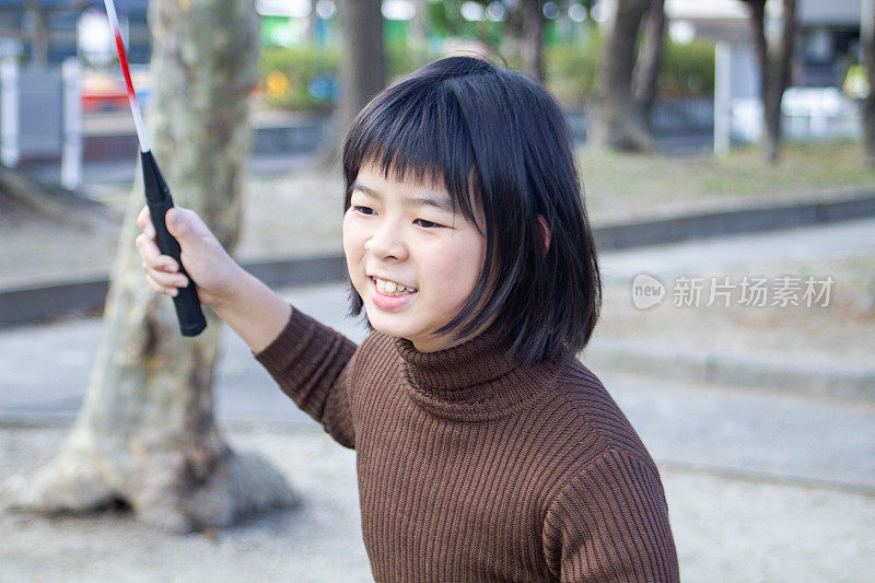 一个女孩打羽毛球的特写镜头