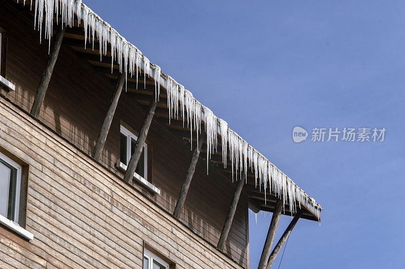 雪屋顶上的冰柱