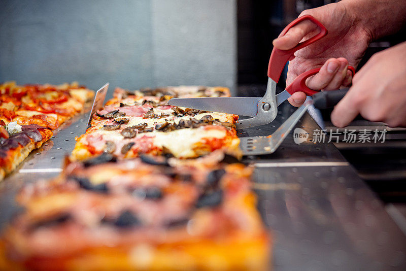 用剪刀剪披萨，用刮刀取，每份称重