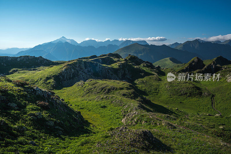 令人惊叹的夏季景观绿色高加索山脉在阳光灿烂的日子