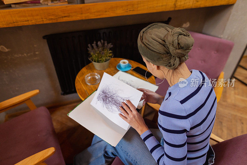 女艺术家在自助餐厅列出她的草图